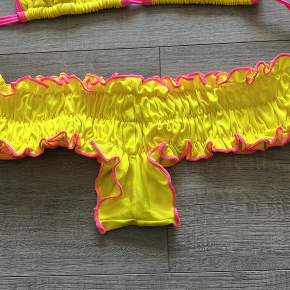 Bikinis - Picture 5 of 7